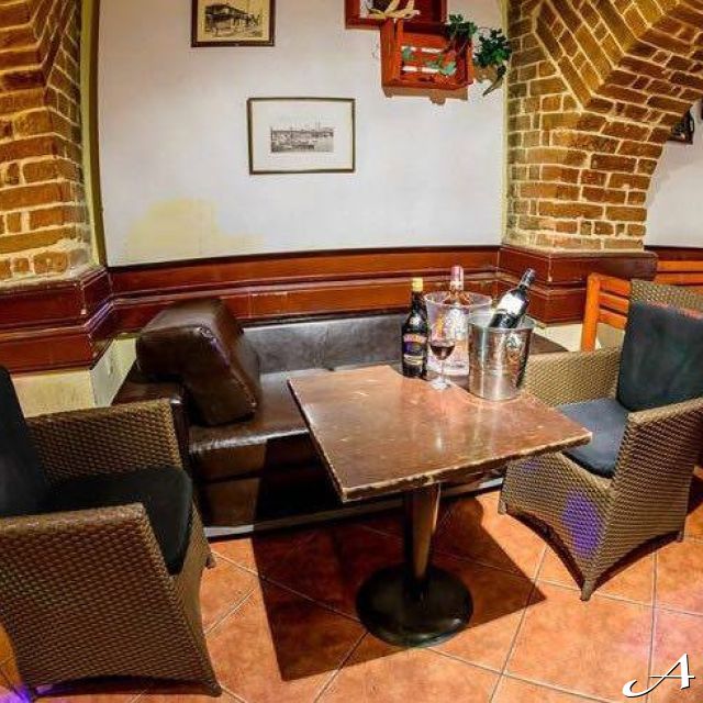 Kafana U prolazu - prazni stolovi i stolice