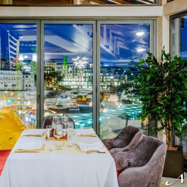 Restoran Mokum - sto pored prozora