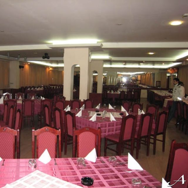 Klub restoran Talija - prazne stolice i stolovi