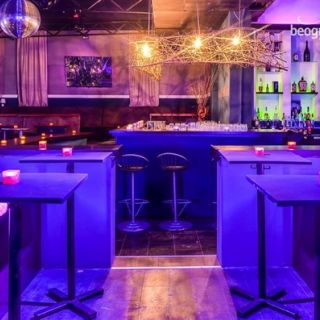Doček Nove godine - prazne stolice i bar