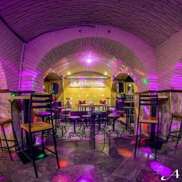 Doček Srpske Nove godine - prazni klub sa stolovima