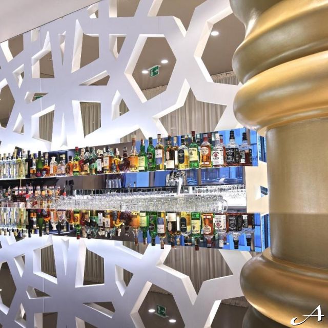 Hotel bar - police sa pićem