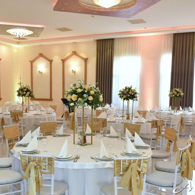 Event centar - dekorisane stolice i stolovi