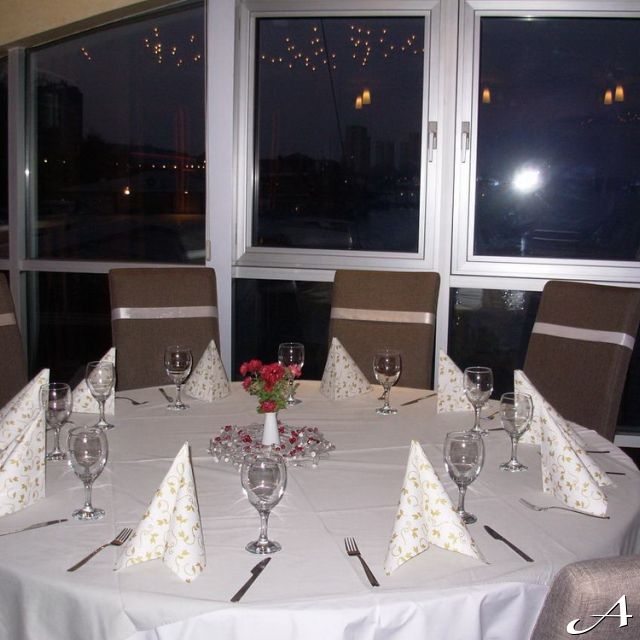 Splav restoran Dubai - sto sa čašama