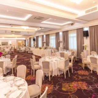 Hotel Zlatnik - prazni stolovi i stolice