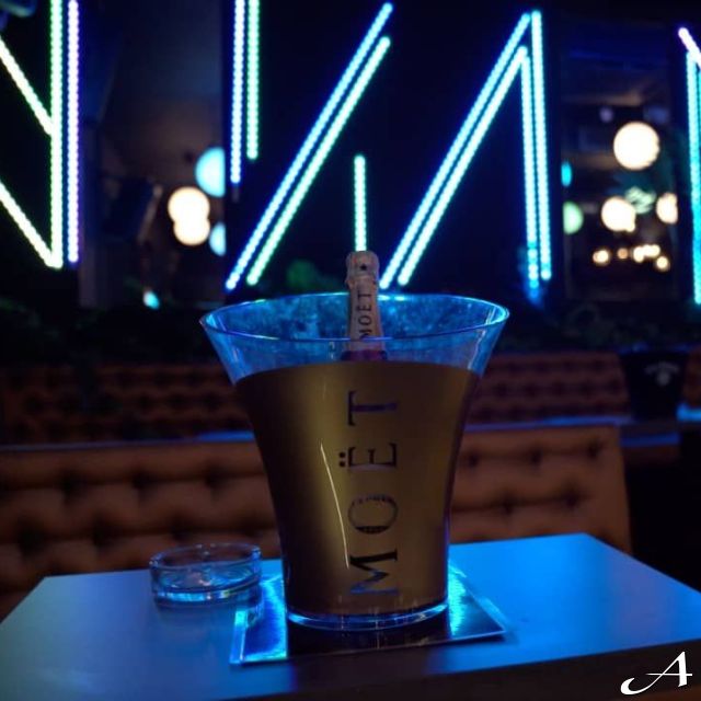 Klub restoran Kabinet - boca šampanjca na stolu