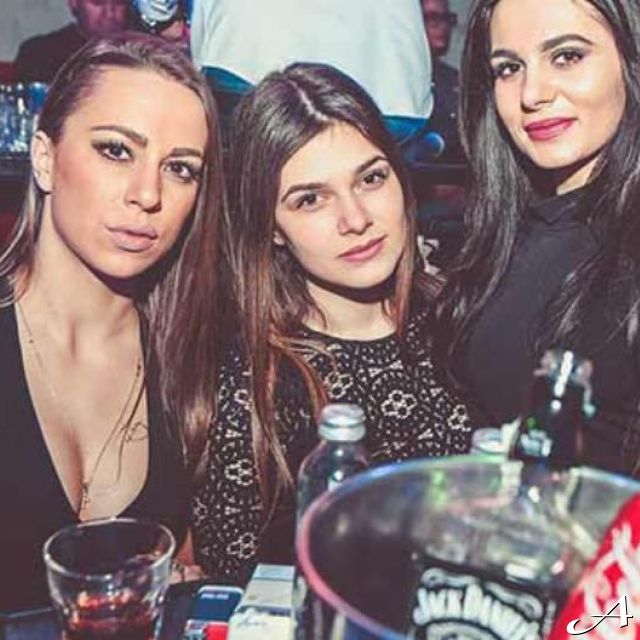 Doček Nove godine - četiri žene za stolom