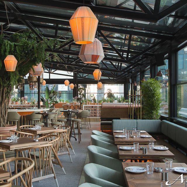 Restoran Buena Vida - prazne stolice i stolovi