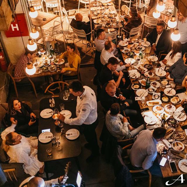 Ambar restoran - gosti za stolom