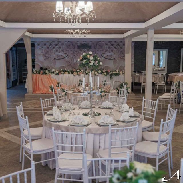 Restoran Princ - dekorisane stolice i stolovi