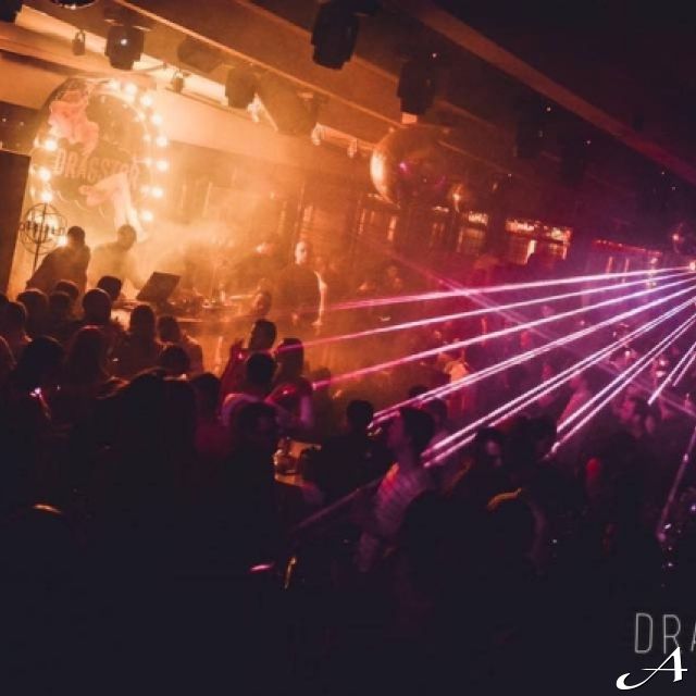 Dragstor play - publika i laserski efekti