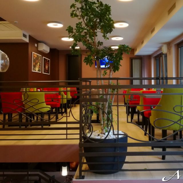 Restoran Galaxy - prazne stolice i sto