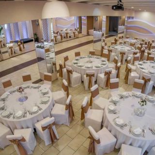 Event Club Mia - prazni stolovi i stolice