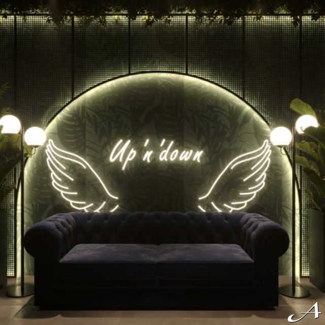 Klub Up 'n' down - osvetljeni znak i sofa