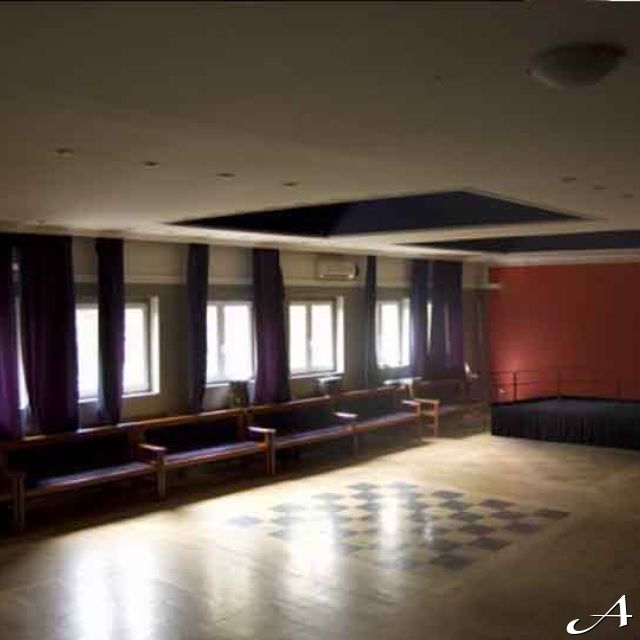 Semafor žurka - prazna sala sa binom