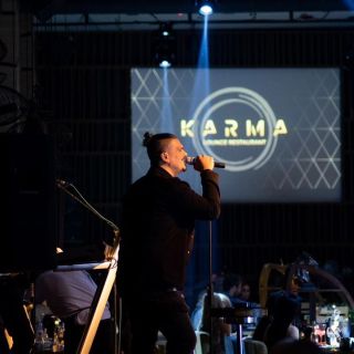 Restoran Karma - pevač na bini