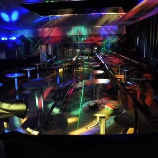 Klub Maximus - prazne stolice i svetla