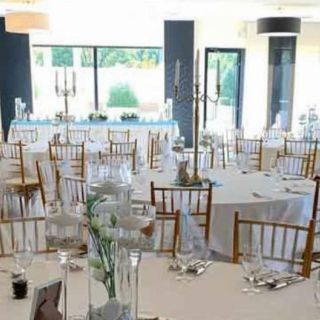 Restoran Easy - prazni stolovi i stolice