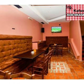 Kafana Kod Skadarlije - prazne stolice i stolovi