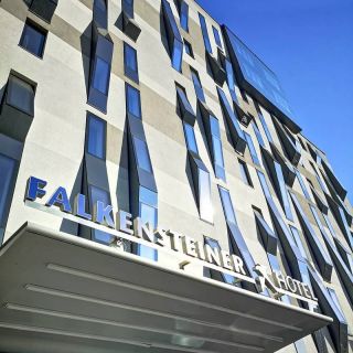Hotel Falkensteiner - fasada i natpis