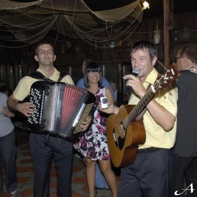 Restoran Stenka - muzičari sviraju i pevaju