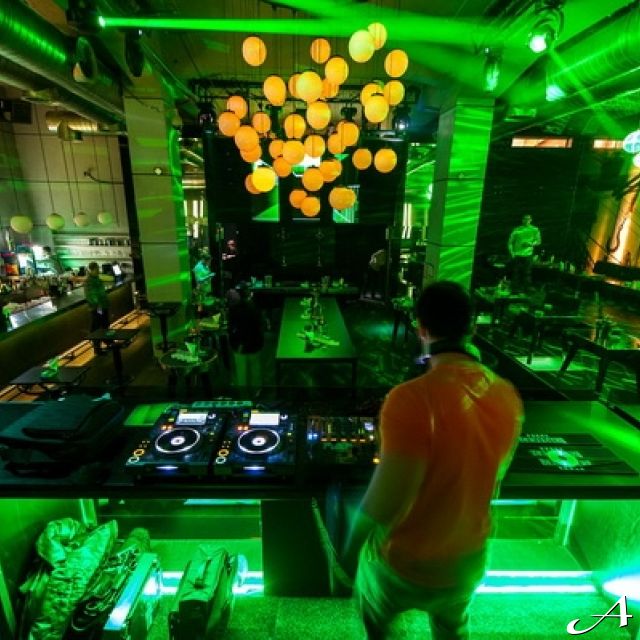 Julian Loft - DJ pult i dekoracija