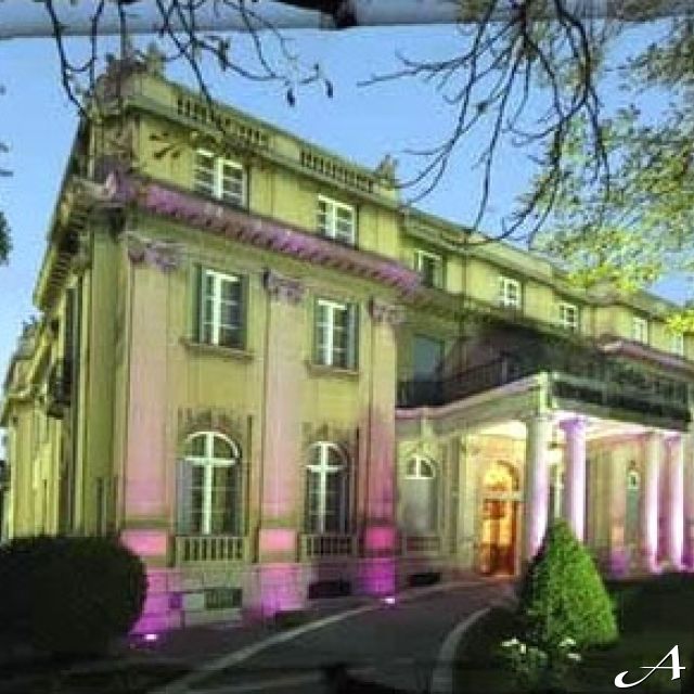 Club Admiral - osvetljena zgrada noću