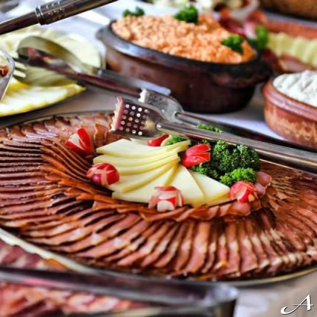 Brod restoran Flamingo - posluženje hrane