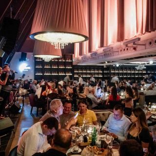 Doček Nove godine - ljudi u restoranu