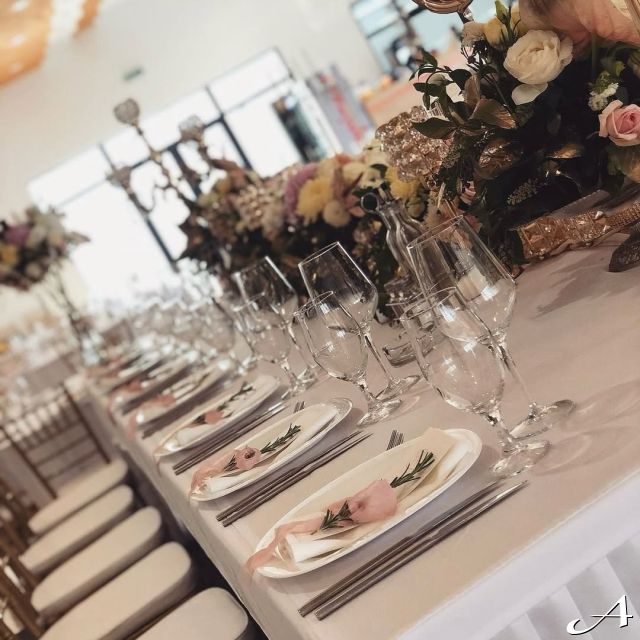 Happiness Event Centar - elegantno dekorisan sto