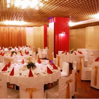 Restoran Beko - prazni stolovi sa dekoracijom