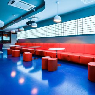 Klub Sugar & Spice - prazne stolice i stolovi