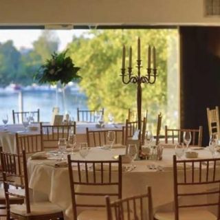 Restoran Easy - prazni stolovi i stolice