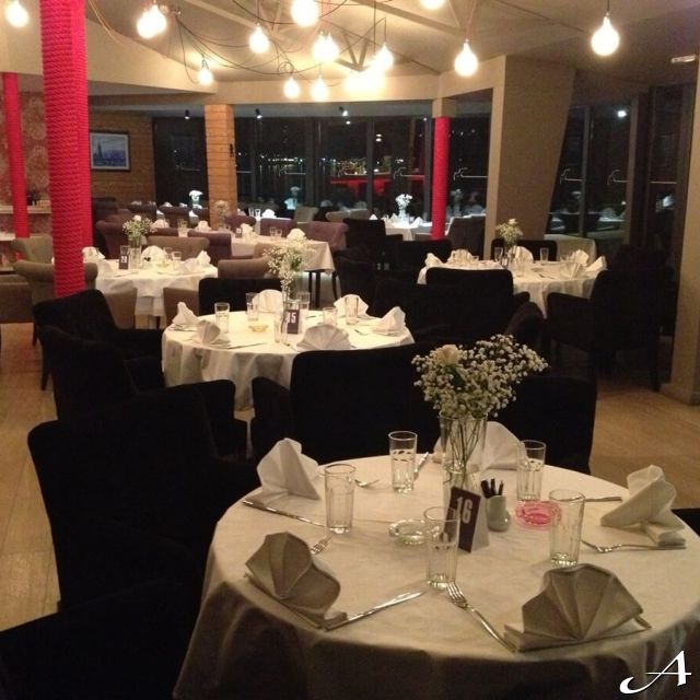 Splav restoran Gabbiano - prazni stolovi