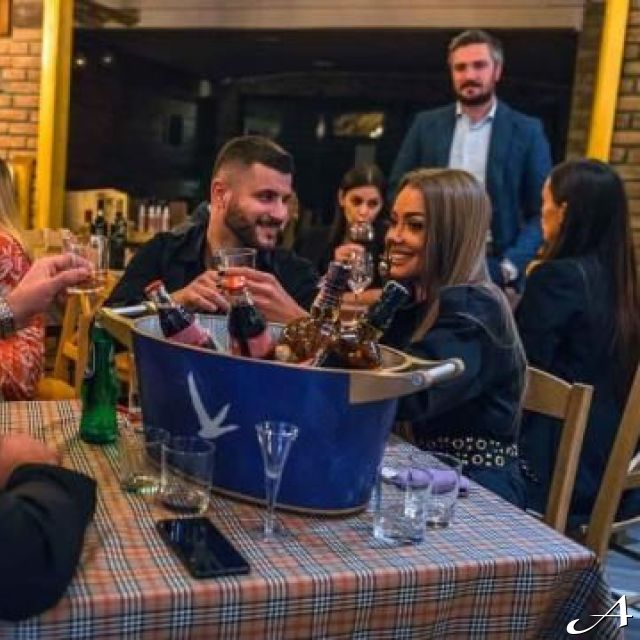 Srpska Nova godina - ljudi nazdravljaju
