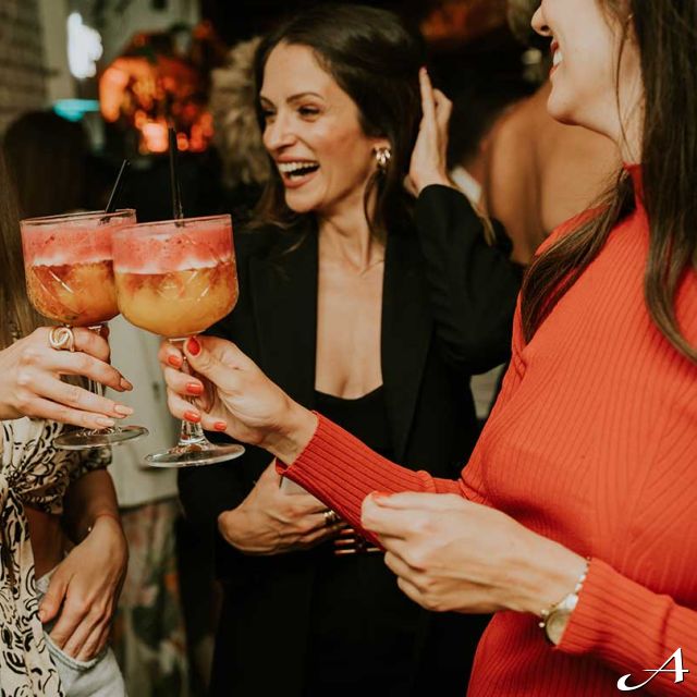 Toro Latin GastroBar - žene nazdravljaju