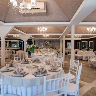 Restoran Princ - prazni stolovi i stolice