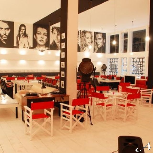 Klub Loft & Buduar - prazne stolice i stolovi