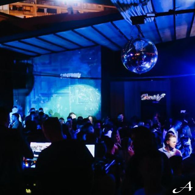 Klub Tranzit - gužva i svetla