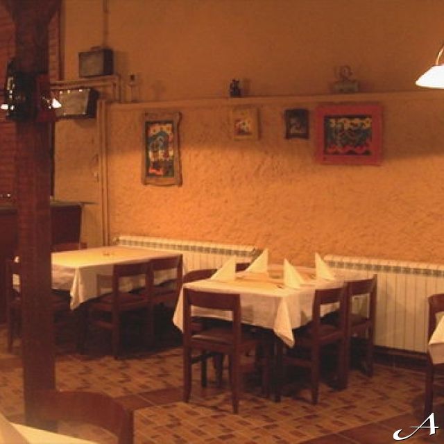 Hotel Royal - prazne stolice i stolovi