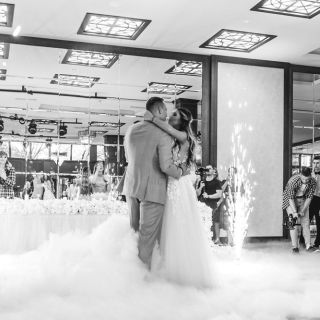 Different Event Centar - mladenci se ljube