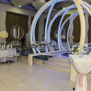 Restoran Inter Hollywood - dekoracija i stojeći sto