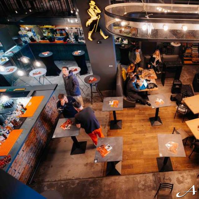 Kafana Druga Kuća - prazne stolice i stolovi