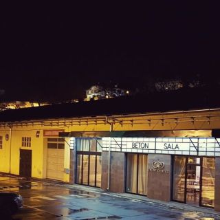 Beton sala - spoljašnji pogled noću