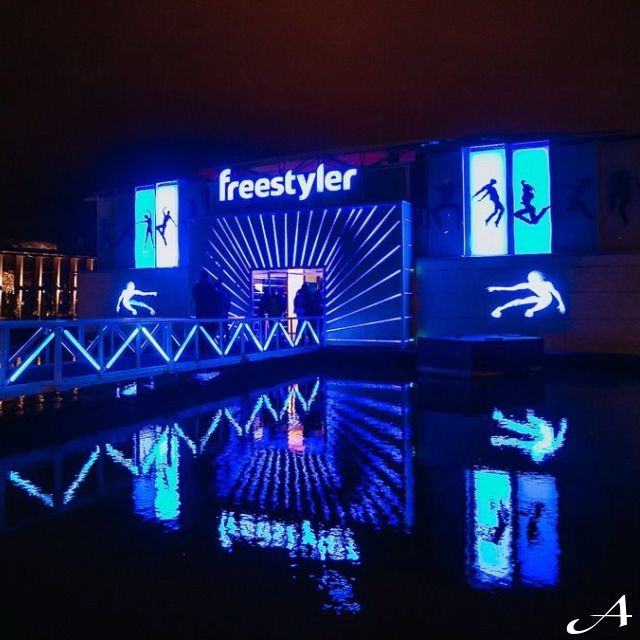 Freestyler klub - osvetljeni ulaz noću