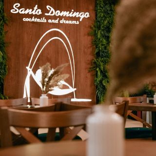 Klub Santo Domingo - prazne stolice i dekor