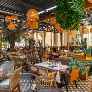 Restoran Boutique Trojka - unutrašnjost sa stolovima