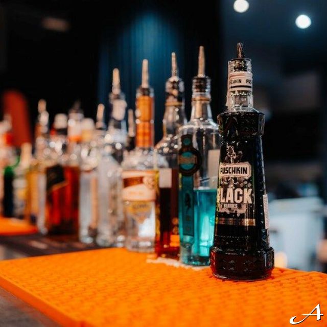 Kafana Druga Kuća - flaše pića na šanku