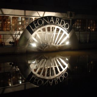 Brod Leonardo - osvetljeni točak noću