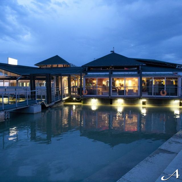 Casa Bianca - restoran na vodi uveče
